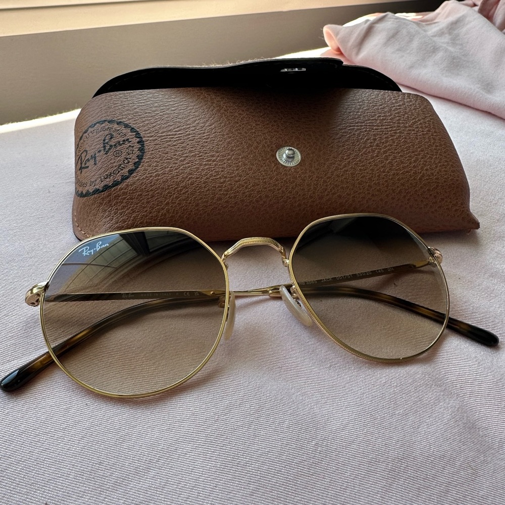 Raybans Jack style with geometric gold frame and ombré brown lenses